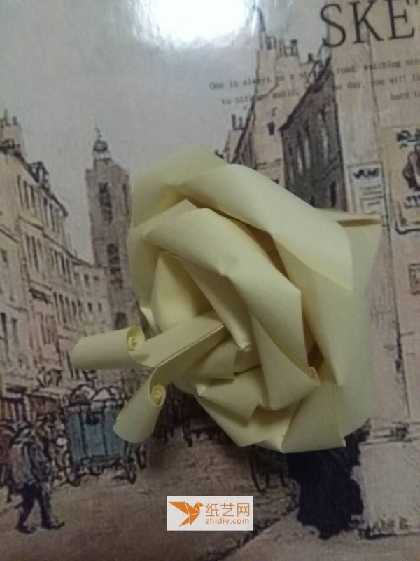 Make origami roses from multiple pieces of paper for Valentine’s Day gift