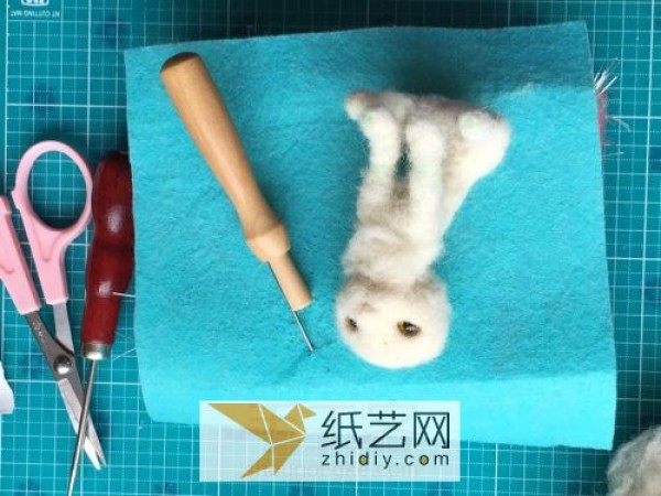 Master’s tutorial on how to make a wool felt poke kitten. A great Teacher’s Day gift.