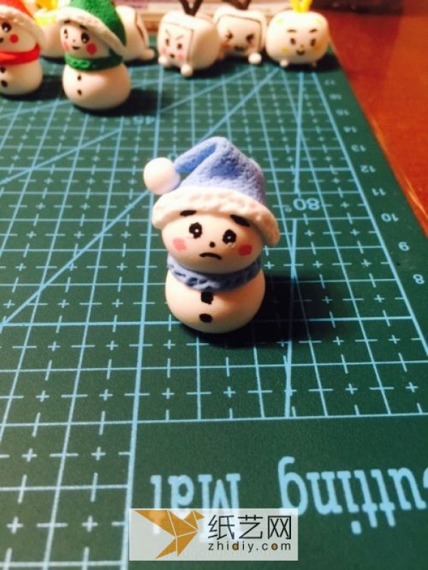 For Christmas gifts, you can make a small snowman out of ultra-light clay