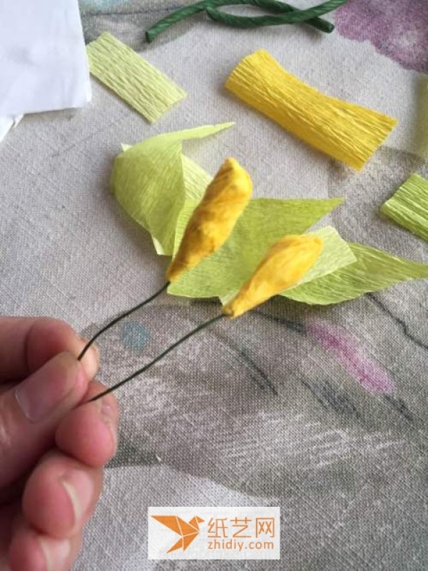 Tutorial on how to make a realistic crepe paper flower arrangement