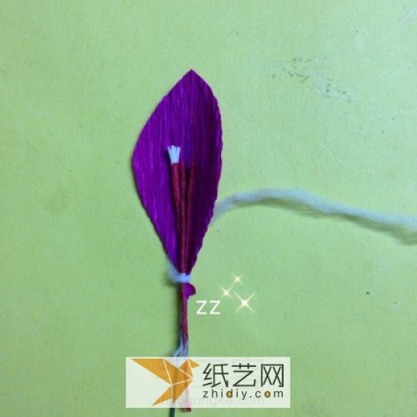 Illustrated tutorial on handmade paper flower flowers. Use crepe paper to make a bougainvillea.