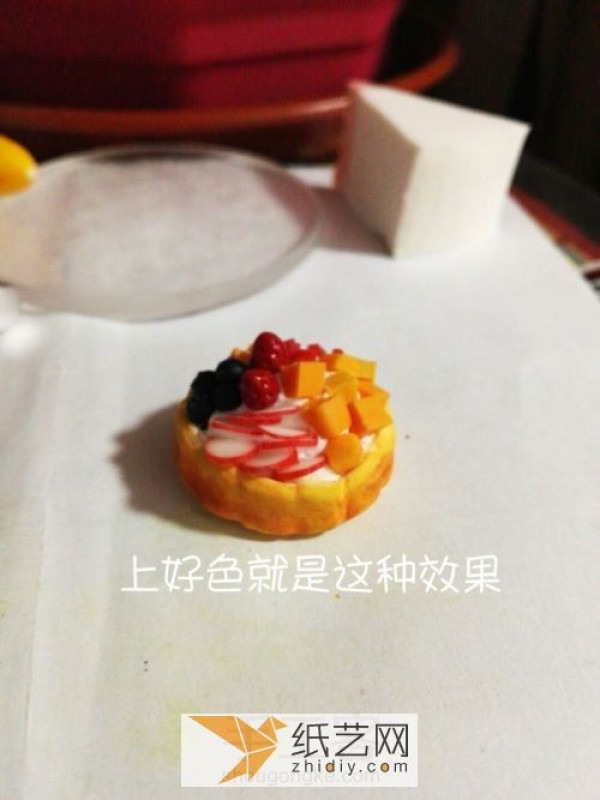 The super delicious fruit tart made with ultra-light clay can be used as a mobile phone chain as a New Year gift.