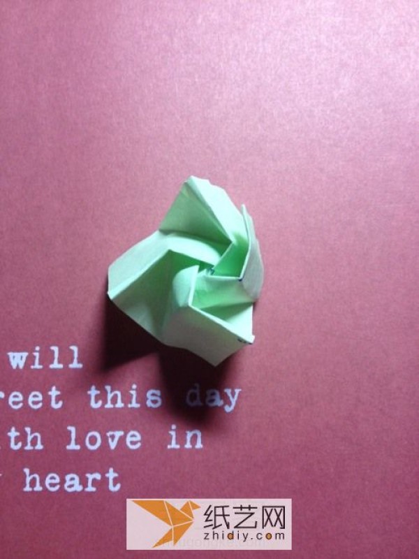 How to make innovative origami roses. Manual illustrations teach you how to fold roses.