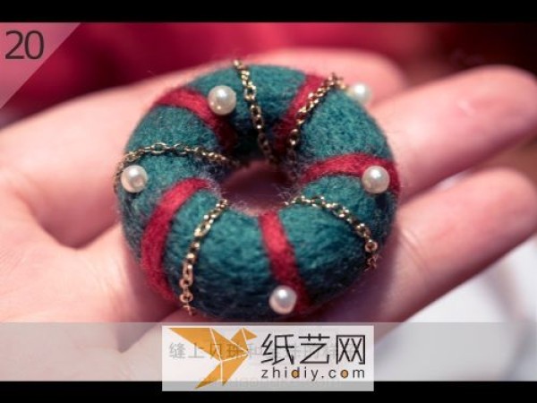 Tutorial on how to make a Christmas-style wool felt brooch. Poke Le is so domineering.