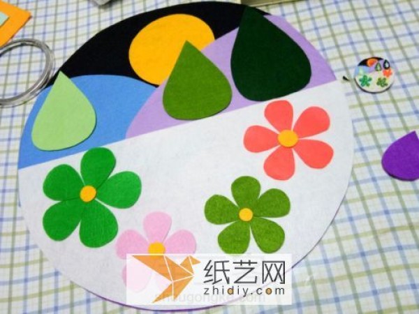 Illustrated tutorial on New Year gift tutorial for disc decoration made of non-woven fabrics