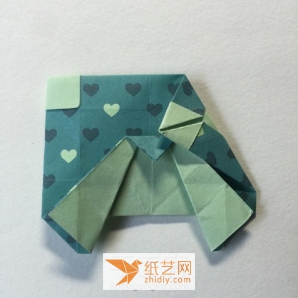 Tutorial on how to make a cute pair of origami owls. How to make a simple Valentine’s Day gift.