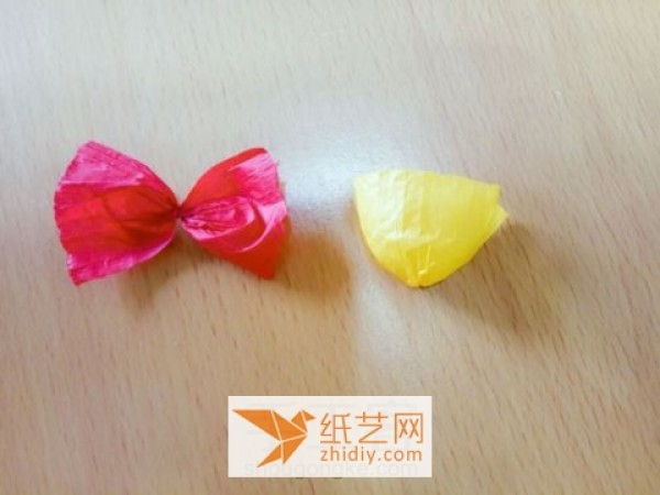 Tutorial on Paper Art Flowers and Smiling Plum New Year Decoration Made of Crepe Paper