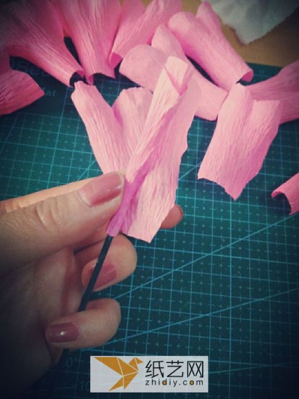 How to make crepe paper roses. Simple handmade paper roses with illustrated step-by-step tutorials.