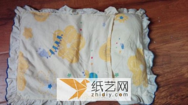 Tutorial on how to transform old pillowcases into doll sleeping bags