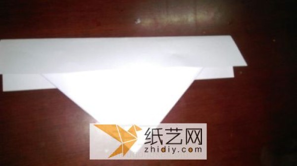 Illustrated tutorial on how to make a simple origami boat for children. How to fold a small origami boat for children.