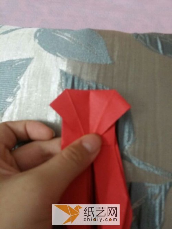 Actual pictures teach you step by step how to make origami devil heart Valentines Day gift handmade tutorial