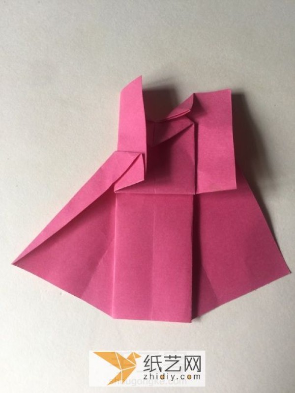 How to fold a cute origami skirt for children. Tutorial on folding a skirt by hand.