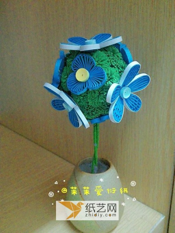 Use paper quilling method to make exquisite paper flower balls. DIY creativity of handmade paper flowers (transfer)