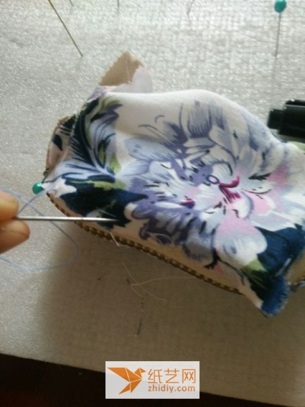 Simple and practical tutorial on how to make a small fabric purse for Christmas gifts