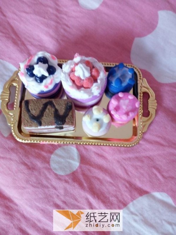 Delicious small cakes made of ultra-light clay as a Children’s Day gift