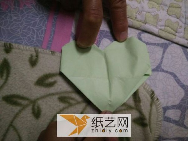 How to make origami heart decoration on Valentines Day greeting card