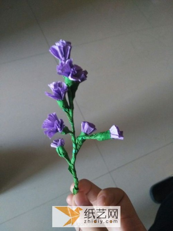 Tutorial on how to make lavender flowers from crepe paper. Real pictures to teach you how to make paper flowers.