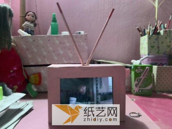 A small handicraft for children to make a mini TV from waste into treasure