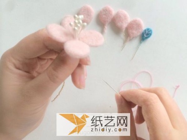 Teach you how to make a peach blossom brooch that can bring you luck