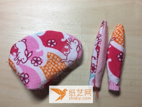 How to make a bunny-shaped fabric coin purse as a Christmas gift?