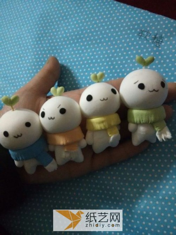 Illustrated tutorial on how to make long grass dumplings with clay. How to make creative cartoon dolls with clay.