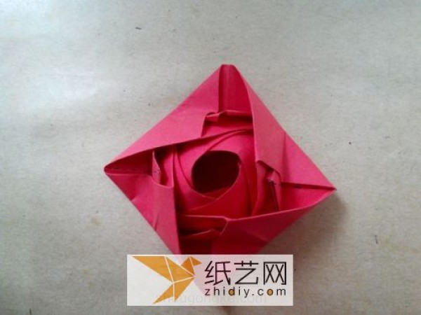 Real photo tutorial teaches you step by step how to fold origami roses