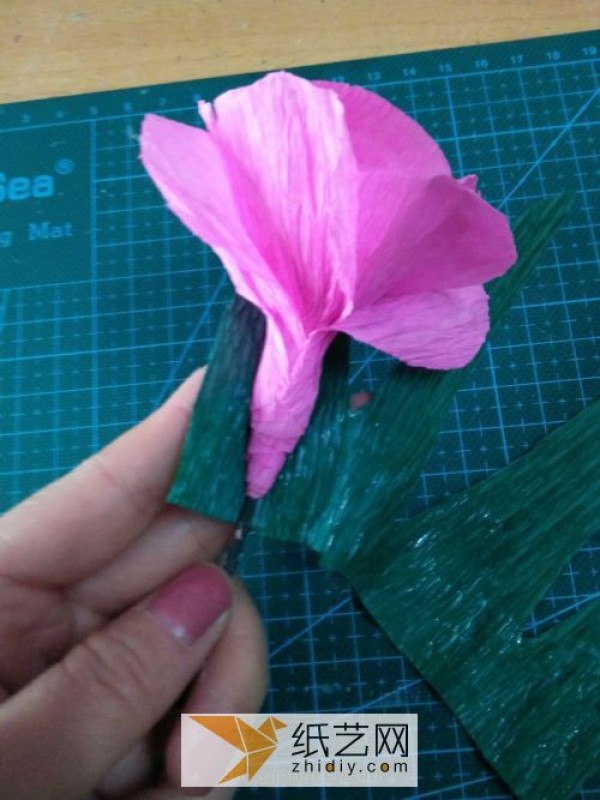 How to make crepe paper roses. Simple handmade paper roses with illustrated step-by-step tutorials.