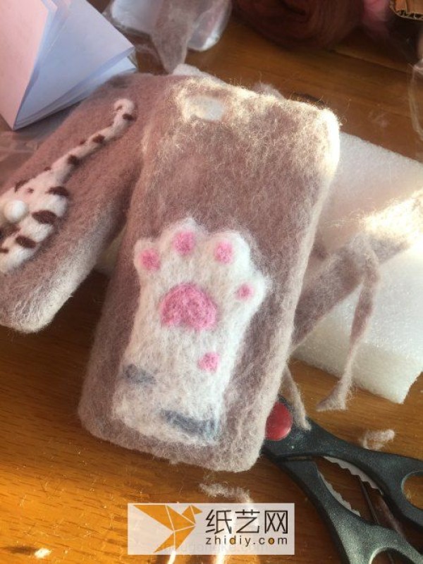 Cute cat claw mobile phone case made of wool felt as a New Year gift