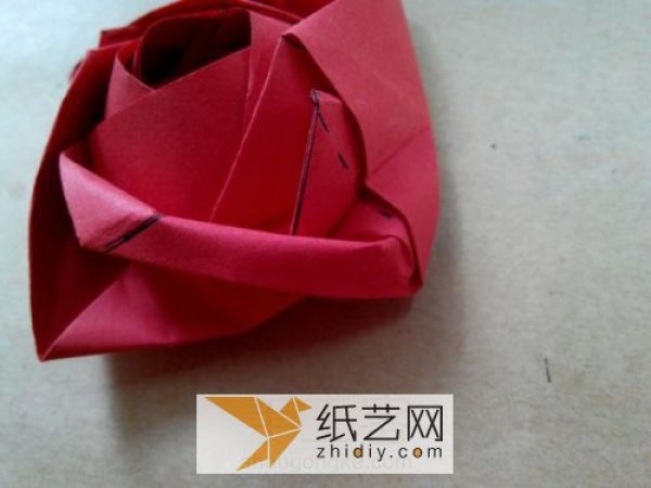 Real photo tutorial teaches you step by step how to fold origami roses