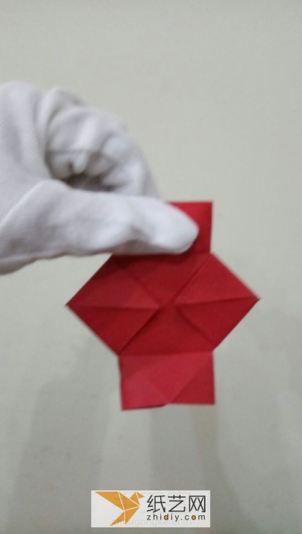 Tutorial on origami lanterns for children during the New Year and Lantern Festival. How to make simple handmade lanterns.