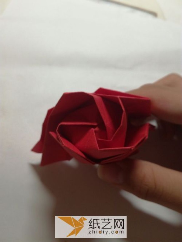 Detailed, complete and easy-to-learn method of folding origami roses. Tutorial on handmade origami roses for Valentines Day.