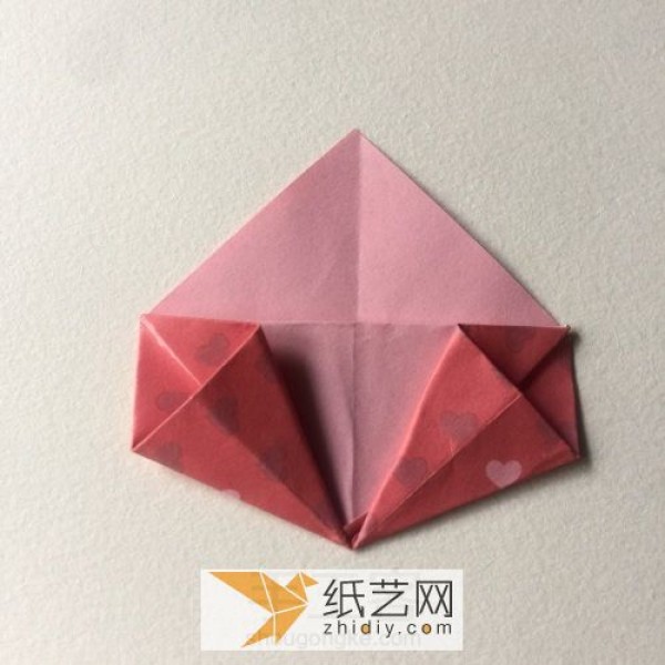 Colorful origami flowers can be made to decorate Teacher’s Day gifts