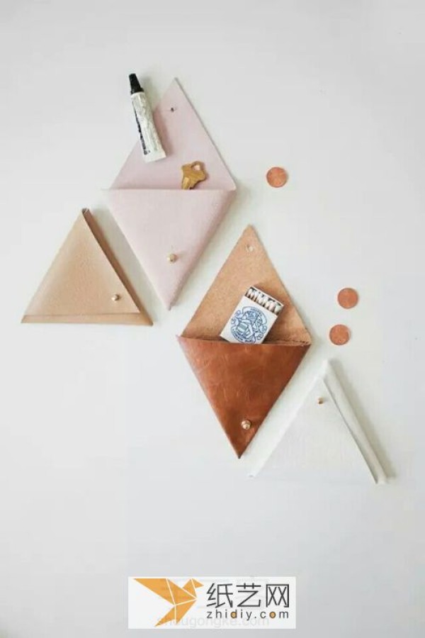 Illustrated tutorial on how to make a cute triangular fabric coin purse. Give it to your friends as a holiday gift.