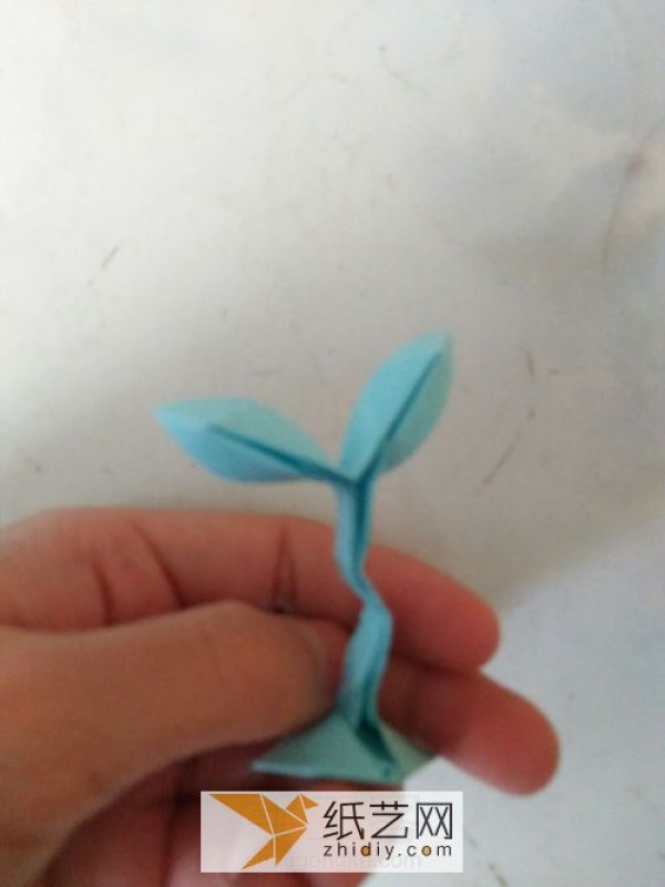 Illustrated tutorial for three-dimensional origami grass. Handmade creative spring origami production.