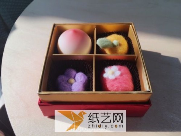 Tutorial on how to make Mid-Autumn Festival mooncakes with cute wool felt. This mooncake gift box is a great Mid-Autumn Festival gift.