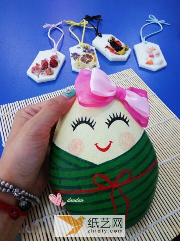 Pebbles are turned into treasures and made into Dragon Boat Festival rice dumpling doll crafts