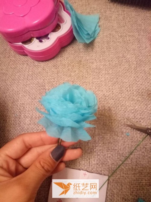 DIY paper rose making tutorial using crepe paper for Christmas