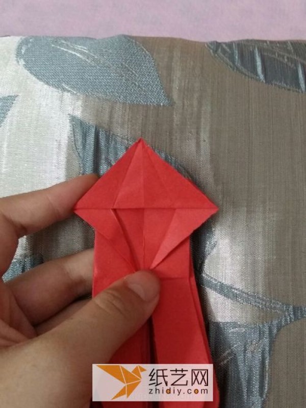 Actual pictures teach you step by step how to make origami devil heart Valentines Day gift handmade tutorial