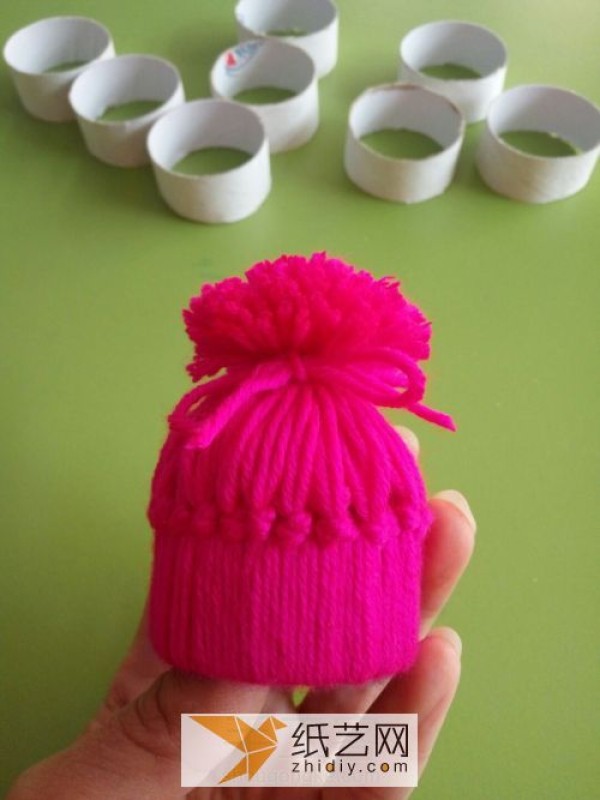 The simple knitting process of making a woolen hat can be regarded as a small production that turns waste into treasure