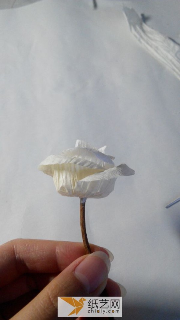 Illustrated step-by-step tutorial on making immortal paper roses by hand using paper vines