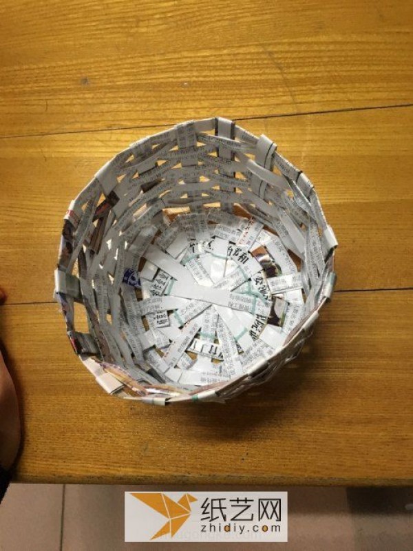 Illustrated tutorial on turning waste into treasure by weaving newspapers and magazines into a small basket