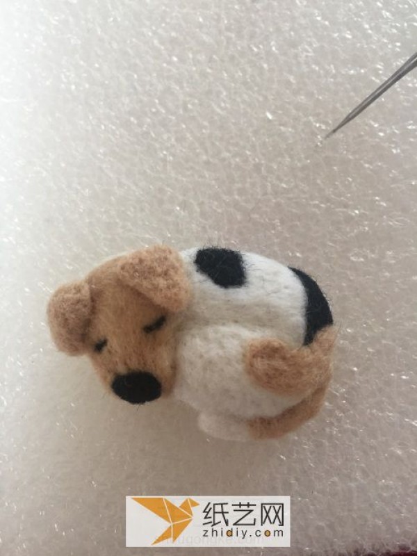 A simple way to make a wool felt sleeping dog. A complete tutorial on handmade wool felt.