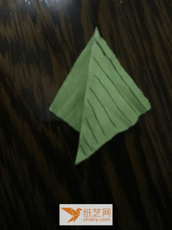 Tutorial on how to make origami leaves for origami roses that are perfect for Valentine’s Day