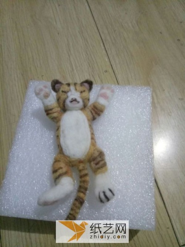 Tutorial on how to make a wool felt poking tiger as a New Year gift for the Year of the Tiger