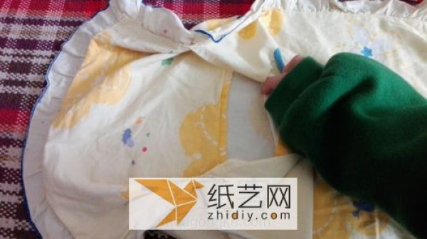 Tutorial on how to transform old pillowcases into doll sleeping bags