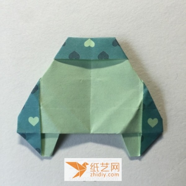 Tutorial on how to make a cute pair of origami owls. How to make a simple Valentine’s Day gift.