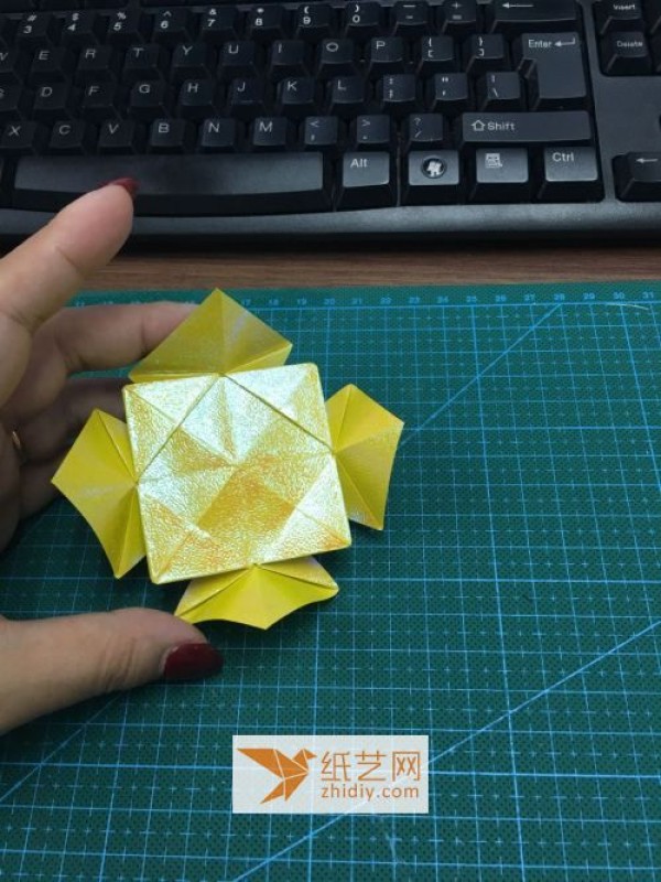 A step-by-step tutorial on how to make origami holiday lanterns