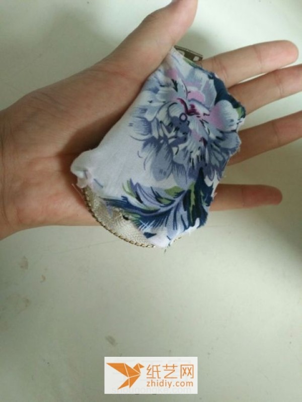 Simple and practical tutorial on how to make a small fabric purse for Christmas gifts