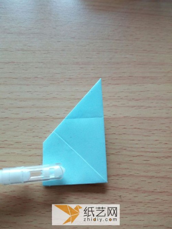 Creative handmade tutorial teaches you how to fold a beautiful origami feather envelope