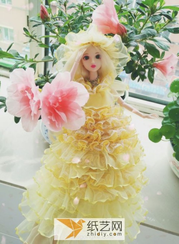 Make a beautiful wedding dress for your doll as a wedding gift for your friends